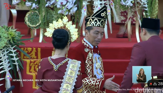 Sedangkan saat mengikuti upacara HUT ke-79 RI, AHY dan Annisa Pohan mengenakan pakaian adat berwarna putih “Baamar Galung Pancar Matahari” dari Kabupaten Kotawaringin Barat, Kalimantan Tengah. Pakaian ini juga biasa kenakan oleh pengantin dari suku Banjar. Foto: dok. YouTube Sekretariat Presiden RI