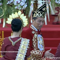 Sedangkan saat mengikuti upacara HUT ke-79 RI, AHY dan Annisa Pohan mengenakan pakaian adat berwarna putih “Baamar Galung Pancar Matahari” dari Kabupaten Kotawaringin Barat, Kalimantan Tengah. Pakaian ini juga biasa kenakan oleh pengantin dari suku Banjar. Foto: dok. YouTube Sekretariat Presiden RI