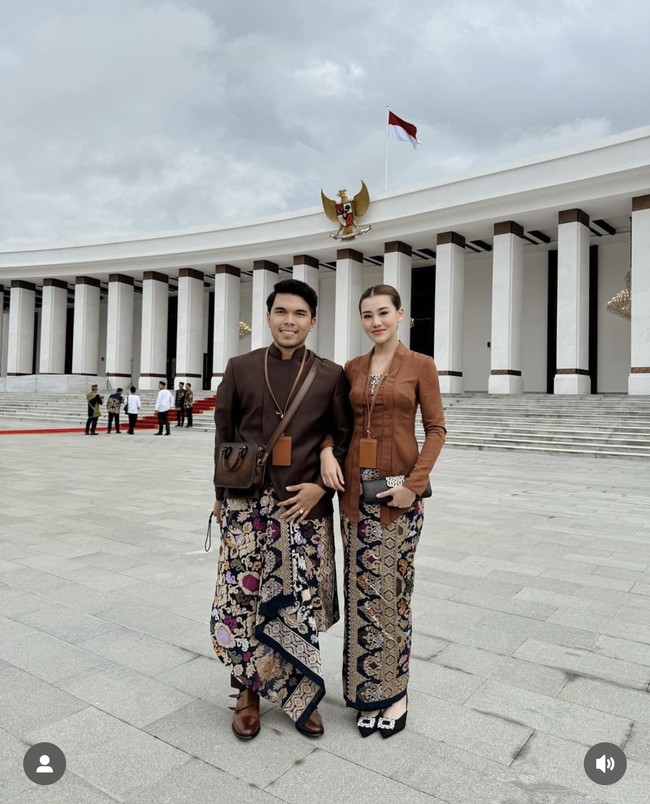 Thariq Halilintar dan Aaliyah Massaid langsung terbang ke IKN setelah pulang honeymoon. Keduanya tampak serasi memakai baju kebaya dan beskap berwarna coklat rancangan Anji Asmara dan SAS Designs. Foto: Instagram