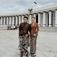 Thariq Halilintar dan Aaliyah Massaid langsung terbang ke IKN setelah pulang honeymoon. Keduanya tampak serasi memakai baju kebaya dan beskap berwarna coklat rancangan Anji Asmara dan SAS Designs. Foto: Instagram