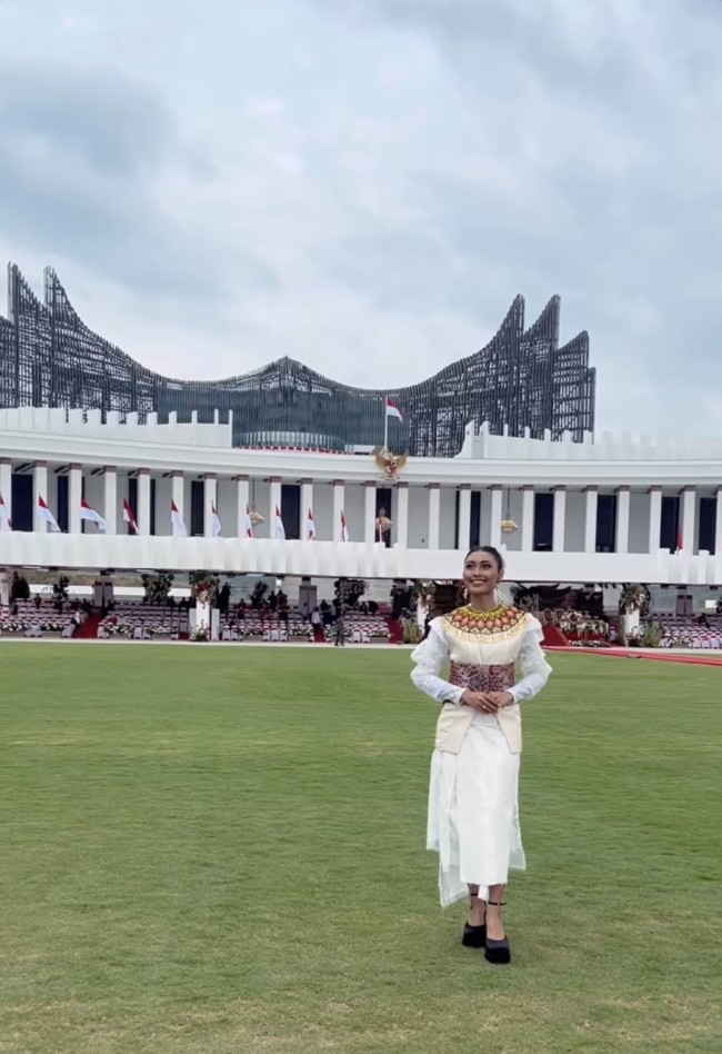Penyanyi jebolan Indonesian Idol, Novia Bachmid juga memeriahkan acara peringatan 17 Agustus di Istana Negara Ibu Kota Negara (IKN) Nusantara. Penyanyi kelahiran 2002 itu terlihat anggun dalam balutan gaun putih dengan ornamen tenun berwarna maroon. Foto: Instagram