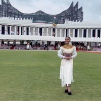 Penyanyi jebolan Indonesian Idol, Novia Bachmid juga memeriahkan acara peringatan 17 Agustus di Istana Negara Ibu Kota Negara (IKN) Nusantara. Penyanyi kelahiran 2002 itu terlihat anggun dalam balutan gaun putih dengan ornamen tenun berwarna maroon. Foto: Instagram