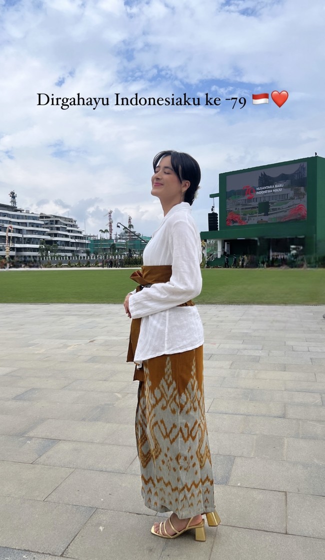 Mawar Eva de Jongh, yang berkolaborasi dengan Novia Bachmid dan Olivia Pardede tak kalah menawan. Kekasih Bryan Domani itu mengenakan kebaya putih dengan kain obi  coklat yang serasi dengan bawahan tenunnya. Foto: Instagram
