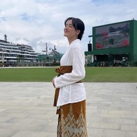 Mawar Eva de Jongh, yang berkolaborasi dengan Novia Bachmid dan Olivia Pardede tak kalah menawan. Kekasih Bryan Domani itu mengenakan kebaya putih dengan kain obi  coklat yang serasi dengan bawahan tenunnya. Foto: Instagram