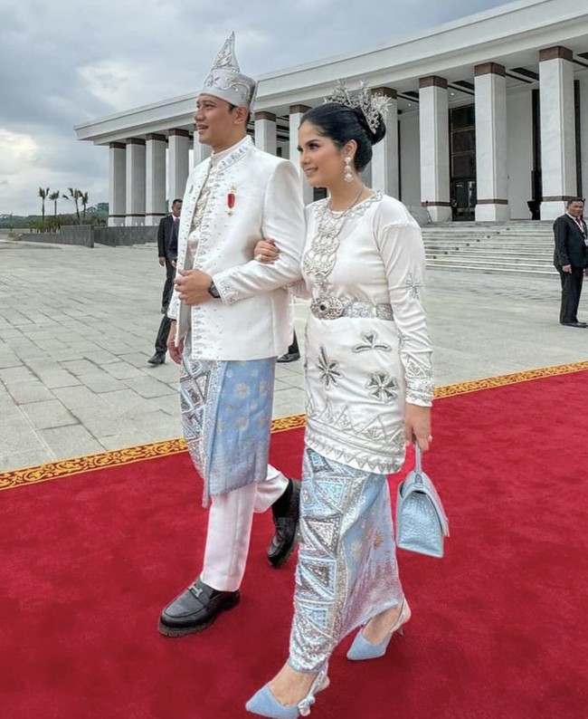Sementara Annisa Pohan hadir bersama suaminya Agus Yudhoyono di IKN, kompak mengenakan pakaian adat pengantin “Baamar Galung Pancar Matahari” dari suku Banjar. Foto: Instagram