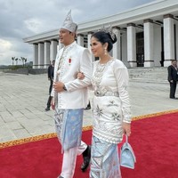 Sementara Annisa Pohan hadir bersama suaminya Agus Yudhoyono di IKN, kompak mengenakan pakaian adat pengantin “Baamar Galung Pancar Matahari” dari suku Banjar. Foto: Instagram