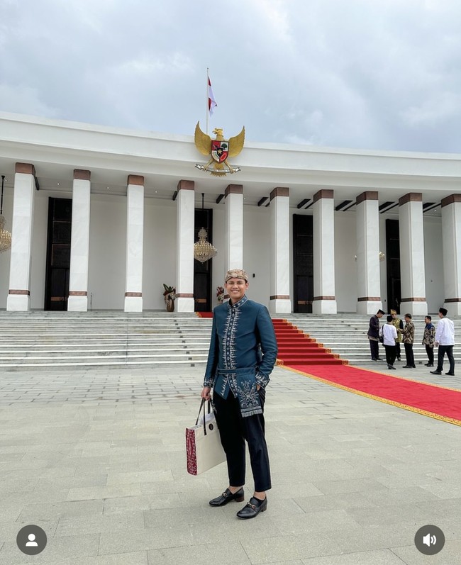 Selebgram Ibnu Wardhani turut menjadi saksi penyelenggaraan upacara 17 Agustus pertama di Ibu Kota Negara (IKN) Nusantara. Dia tampil mengenakan baju adat berwarna biru tosca lengkap dengan blangkon batik. Foto: Instagram