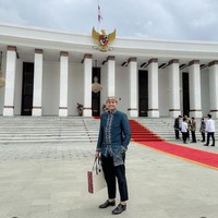 Selebgram Ibnu Wardhani turut menjadi saksi penyelenggaraan upacara 17 Agustus pertama di Ibu Kota Negara (IKN) Nusantara. Dia tampil mengenakan baju adat berwarna biru tosca lengkap dengan blangkon batik. Foto: Instagram