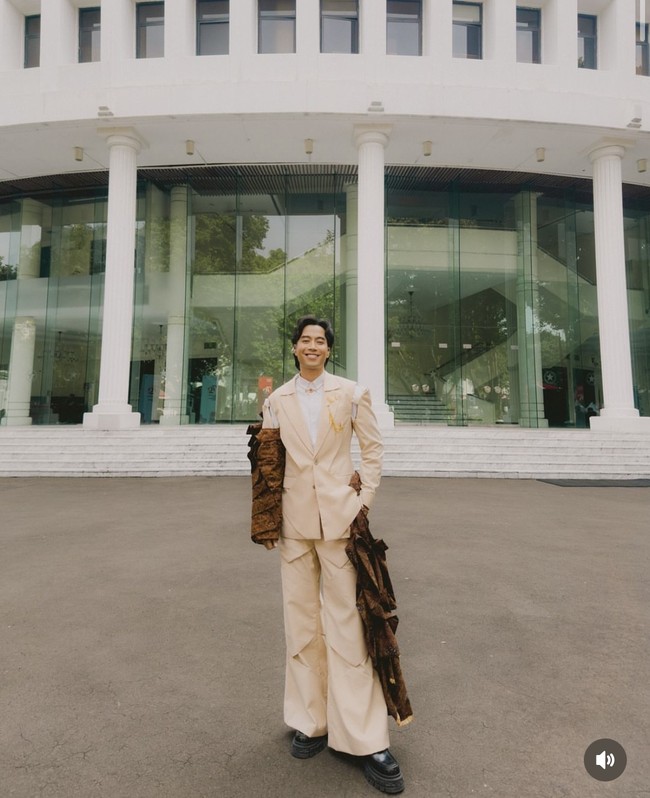 Tampil di Istana Merdeka Jakarta menyanyikan lagu Zamrud Khatulistiwa. Vidi Aldiano tampil nyentrik dengan setelan jas berwarna krem. Dengan sentuhan lipitan kain batik pada bagian lengan juga bagian paha. Foto: Instagram