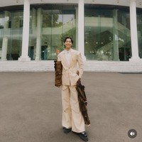 Tampil di Istana Merdeka Jakarta menyanyikan lagu Zamrud Khatulistiwa. Vidi Aldiano tampil nyentrik dengan setelan jas berwarna krem. Dengan sentuhan lipitan kain batik pada bagian lengan juga bagian paha. Foto: Instagram