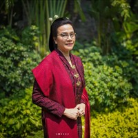 Dalam keterangan unggahannya di Instagram, menteri 61 tahun itu mengatakan baginya ini sebuah momen bersejarah karena perdana mengikuti upacara HUT ke-79 RI di IKN. Dia pun meminta netizen menebak pakaian adat yang dikenakannya berasal dari mana. Foto: Dok. Instagram Sri Mulyani