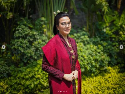 Foto Gaya Sri Mulyani Serba Merah Pakai Baju Adat Sunda Saat Upacara di IKN