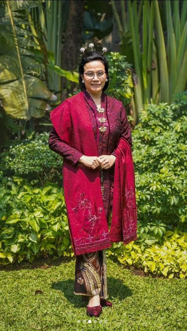 Kebaya khas Sunda menjadi andalan Menteri Keuangan Sri Mulyani Sri Mulyani. Ia memadukannya dengan kain batik yang motifnya menyerupai burung merak. Kain tersebut mirip dengan batik tulis Merak Ngibing Garutan asal Jawa Barat. (Foto: Instagram/@smindrawati)
