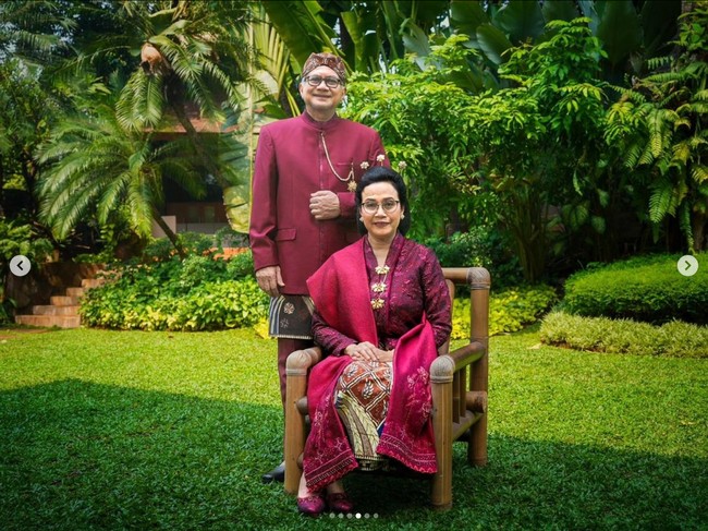 Sri Mulyani mengenakan kain batik yang terlihat dihiasi burung merak. Kain btik tersebut mirip dengan batik tulis Merak Ngibing Garutan asal Jawa Barat. Foto: Dok. Instagram Sri Mulyani