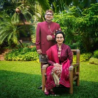 Sri Mulyani mengenakan kain batik yang terlihat dihiasi burung merak. Kain btik tersebut mirip dengan batik tulis Merak Ngibing Garutan asal Jawa Barat. Foto: Dok. Instagram Sri Mulyani