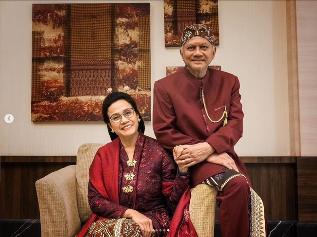 Pada foto yang diunggah Sri Mulyani terlihat tampil kompak serba merah dengan suaminya, Tonny Sumartono. Foto: Dok. Instagram Sri Mulyani