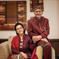 Pada foto yang diunggah Sri Mulyani terlihat tampil kompak serba merah dengan suaminya, Tonny Sumartono. Foto: Dok. Instagram Sri Mulyani