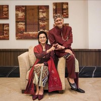 Sri Mulyani memadukan kain batik dengan kebaya merah, selendang merah selop merah. Suaminya, Tonny Sumartono juga memakai busana serba merah, beskap dan dan celana merah dengan kain senada dengan sang istri. Foto: Dok. Instagram Sri Mulyani