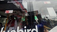 Menteri BUMN Erick Thohir juga terlihat menaiki bus listrik tersebut.