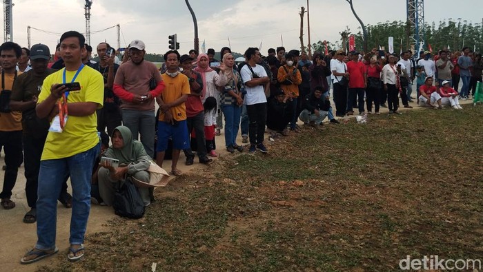 Gempita HUT RI di IKN, Mentan Jadi 'Kernet' hingga Serbuan Warlok Mentan Amran Sulaiman dan sejumlah menteri menuju lokasi upacara HUT ke-79 RI di IKN menggunakan bus listrik. Amran berkelakar seolah menjadi kernet saat memasuki bus.