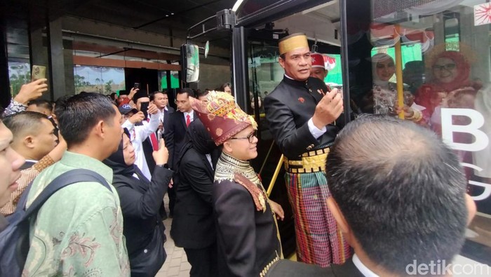 Gempita HUT RI di IKN, Mentan Jadi 'Kernet' hingga Serbuan Warlok Mentan Amran Sulaiman dan sejumlah menteri menuju lokasi upacara HUT ke-79 RI di IKN menggunakan bus listrik. Amran berkelakar seolah menjadi kernet saat memasuki bus.