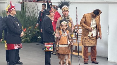 Senyum Jan Ethes Berbaju Adat Papua, Selvi Ananda Anggun Pakai Baju Lampung