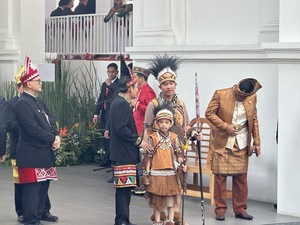 Pakai Baju Adat Papua, Gibran Tiba di Istana Merdeka Ditemani Jan Ethes