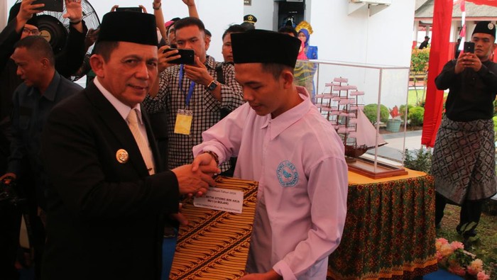 Gubernur Kepri, Ansar Ahmad menyerahkan surat remisi kepada warga binaan. (Dok kanwil Kemenkumham Kepri)