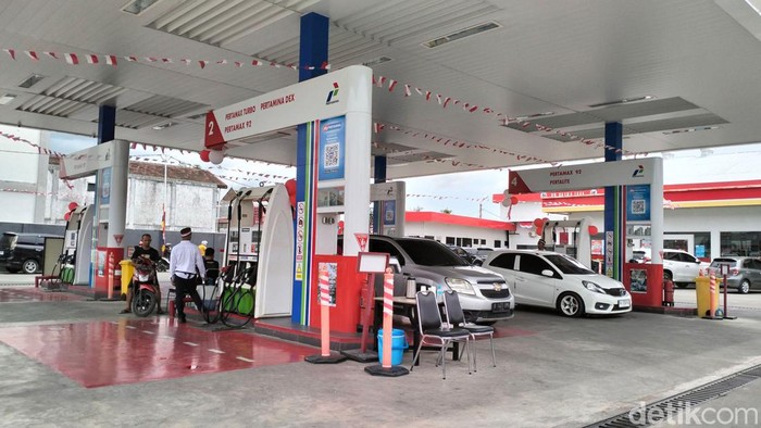 HUT ke-79 RI, SPBU di Banda Aceh beri kopi gratis bagi pengguna kendaraan yang mengisi BBM nonsubsidi. (Agus Setyadi/detikSumut)