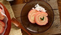 Olahan singkong yang dibentuk mirip bolu gulung ini tampil lebih cantik. Perpaduan warna merah agak muda dan putih, dilengkapi parutan kelapa sebagai pendampingnya. Foto: Istimewa