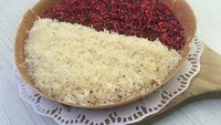 Menyajikan martabak ternyata juga bisa ikut merayakan Hari Kemerdekaan lho! Topping ketan hitam yang kemerahan warnanya berpadu dengan keju menghadirkan nuansa merah putih. Foto: Istimewa