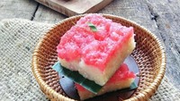 Awuk-awuk yang terbuat dari ketan ini ternyata bisa dihias dengan cantik. Bagian atasnya dibuat berwarna merah dan putih dengan irisan pandang yang mungil. Foto: Istimewa