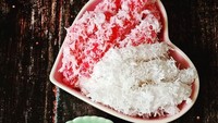 Cenil khas Jawa Tengah disajikan dengan warna yang kontras. Siap rayakan Agustusan, cenil merah putih ini dilengkapi saus gula merah yang kental. Foto: Istimewa