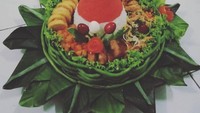 Tumpeng yang meriah tak boleh ketinggalan dalam perayaan besar. Spesial untuk Hari Kemerdekaan ada tumpeng yang dihias dengan nasi putih dan merah. Foto: Istimewa