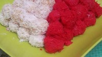 Jika biasanya klepon identik dengan warna hijau, berbeda dengan yang satu ini. Klepon khusus Kemerdekaan dihidangkan dengan warna merah dan putih lengkap balutan parutan kelapa. Foto: Istimewa