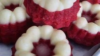 Kue putu ayu yang cantik seolah menggunakan kostum yang berbeda dari biasanya. Bukan berwarna hijau tetapi adonan red velvet dengan topping keju di bagian atasnya tampak spesial. Foto: Istimewa