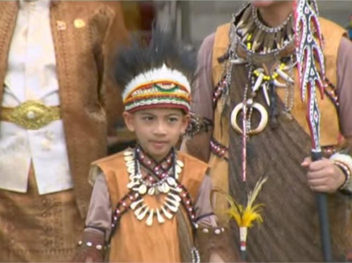 Jan Ethes Jan Ethes bersama Gibran Rakabuming pakai baju adat Papua.
