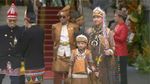 Senyum Jan Ethes Berbaju Adat Papua, Selvi Ananda Anggun Pakai Baju Lampung