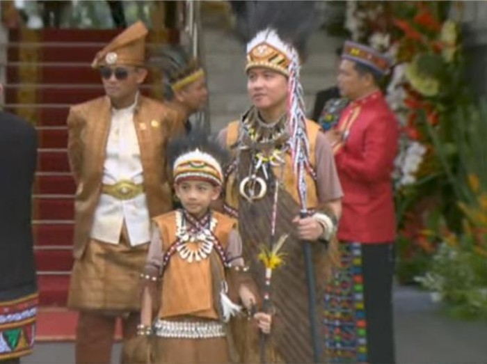 Jan Ethes Jan Ethes bersama Gibran Rakabuming pakai baju adat Papua.