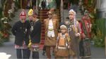 Senyum Jan Ethes Berbaju Adat Papua, Selvi Ananda Anggun Pakai Baju Lampung