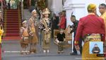 Senyum Jan Ethes Berbaju Adat Papua, Selvi Ananda Anggun Pakai Baju Lampung