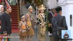 Senyum Jan Ethes Berbaju Adat Papua, Selvi Ananda Anggun Pakai Baju Lampung
