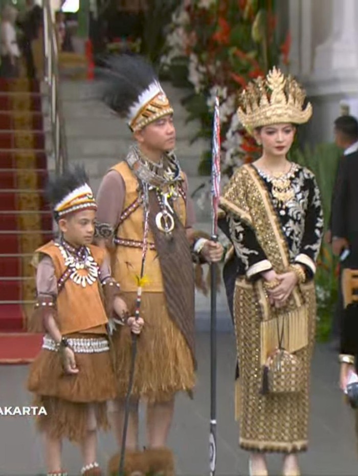 Jan Ethes bersama Gibran Rakabuming pakai baju adat Papua.