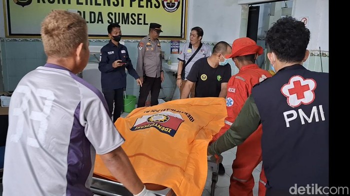 Jenazah korban saat dibawa ke RS Bhayangkara Palembang.