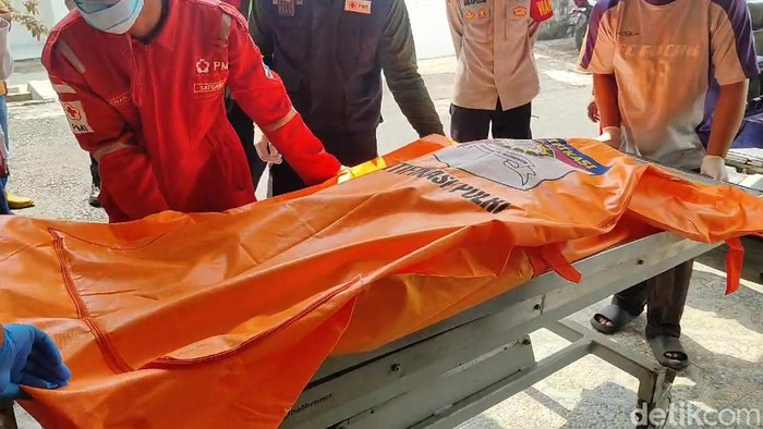 Jenazah Zakaria (48) ditemukan tewas terkapar di depan rumah warga.