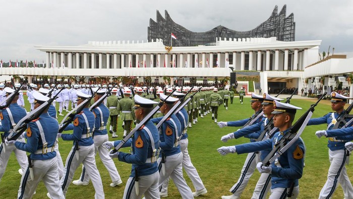 Sejumlah Taruna Akademi Militer TNI berbaris dalam upacara Peringatan Detik-detik Proklamasi Kemerdekaan Republik Indonesia (RI) di lapangan upacara Istana Negara Ibu Kota Nusantara (IKN), Penajam Paser Utara, Kalimantan Timur, Sabtu (17/8/2024). Upacara dalam rangka hari ulang tahun (HUT) ke-79 RI tersebut mengusung tema Nusantara Baru Indonesia Maju. ANTARA FOTO/Hafidz Mubarak A/app/wpa.