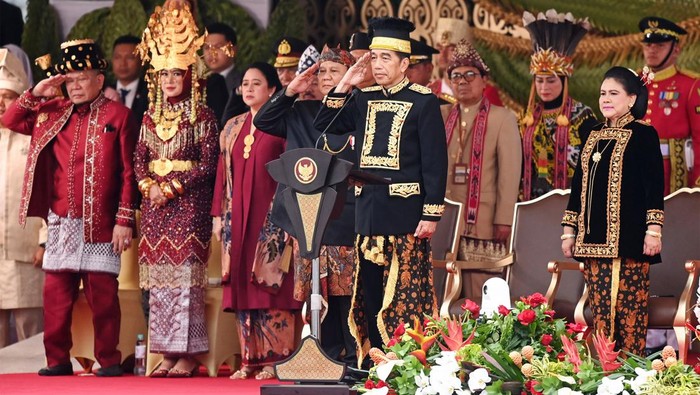 Jokowi Pimpin Upacara HUT ke-79 RI di IKN Jajaran menteri Kabinet Indonesia Maju duduk di tenda VVIP dalam upacara Peringatan Detik-detik Proklamasi Kemerdekaan Republik Indonesia (RI) di lapangan upacara Istana Negara Ibu Kota Nusantara (IKN), Penajam Paser Utara, Kalimantan Timur, Sabtu (17/8/2024). Upacara dalam rangka hari ulang tahun (HUT) ke-79 RI tersebut mengusung tema Nusantara Baru Indonesia Maju. ANTARA FOTO/Hafidz Mubarak A/app/wpa.