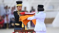 Hari ini pada HUT ke-79 RI, Jokowi mengenakan baju adat Kustin asal Kutai, Kalimantan Timur. Antara Foto/Hafidz Mubarak A.