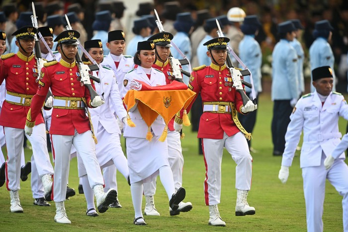 Presiden Joko Widodo (tengah) mengikuti upacara penurunan duplikat Bendera Pusaka dalam rangka HUT ke-79 Kemerdekaan Republik Indonesia di lapangan upacara Istana Negara Ibu Kota Nusantara (IKN), Penajam Paser Utara, Kalimantan Timur, Sabtu (17/8/2024). ANTARA FOTO/Hafidz Mubarak A/app/rwa.
