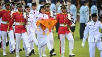 Anggota Paskibraka 2024 asal Bali Ni Komang Tri Setia membawa duplikat bendera pusaka saat upacara penurunan bendera dalam rangka HUT ke-79 RI di IKN.